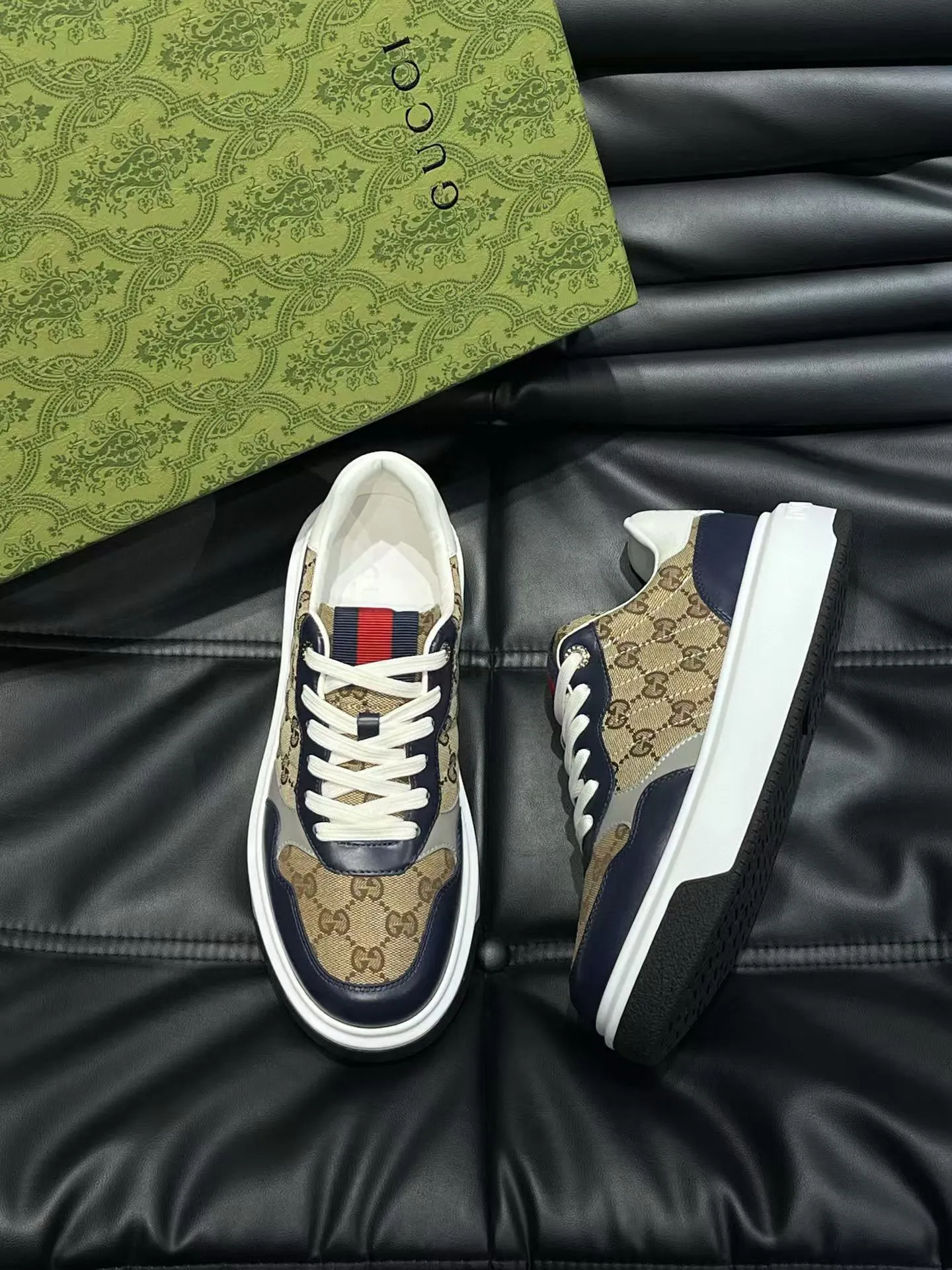 Factory price: 460💰Gucci new men's shoes GUCCI [Lightning] latest shoes are shipped. Original quality, fashionable, special materials, sheepskin lining, new packaging. The foot feels super comfortable and the workmanship is impeccable. Size: 38-44, customized 45